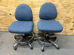 lot 56 image: Lot of 2 Office Chairs