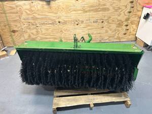 lot 59 image: JOHN DEERE 14001500 60 Broom