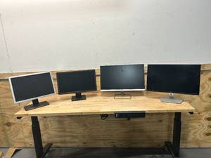 lot 89 image: Lot of 4 Computer Monitors (3 Dell and 1 HP)