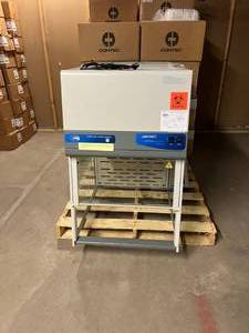 MSRP $6000 Labconco Purifier Glass Safety Enclosure Tabletop Fume Hood #3980201 - Excellent Working Condition Stand NOT Included