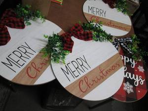 lot 19 image: 4 Merry Christmas Circle Signs ...