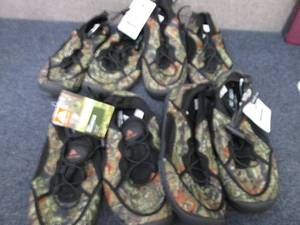 lot 58 image: 4 pr Mens 7-8 Ozark Trail Beachwea...