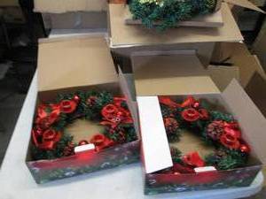 lot 101 image: Box of 5 Assorted Christmas Centerp...