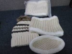 lot 129 image: 2 Ladies Stocking Hat Sets...