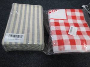 lot 231 image: Cloth Dinner Napkins, 4 Chistmas To...