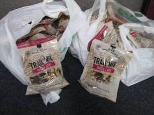 lot 321 image: 24- 3.5oz Bags Trail Mix past date,...