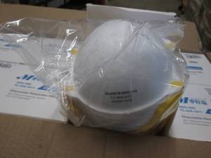 lot 402 image: Case of 400 (2020pks) NIOSH Certif...
