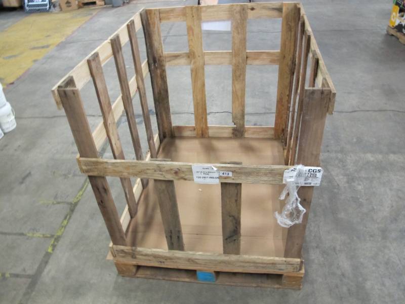 lot 110 image: Wooden Pallet Cage With Pallet - Great for holding items on a pallet