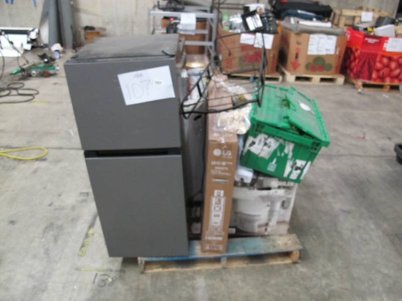 lot 107 image: Pallet of Store Overstock Store and Ecommerce Product and Returns