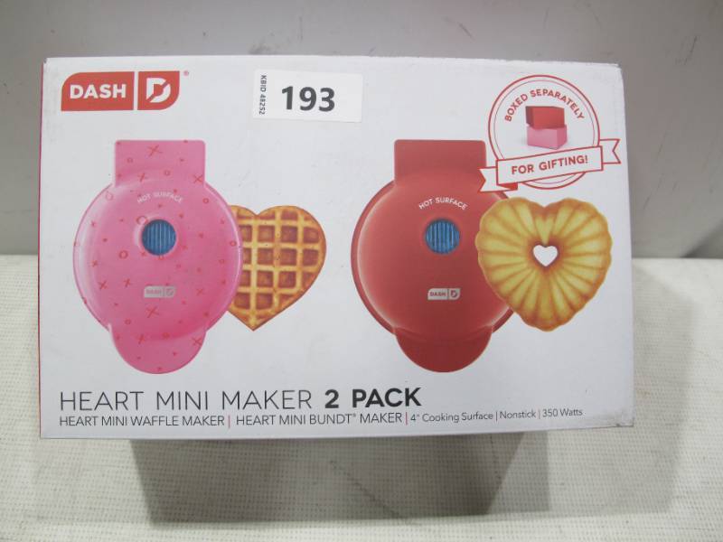 Dash Mini Heart Bundt Cake Maker