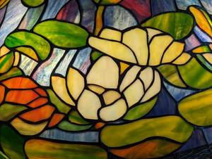 lot 7 image: Decorative Water Lily Stained Glass Table Lamp