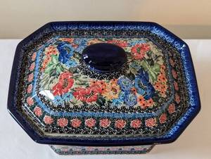 lot 21 image: Unikat Polish Pottery Covered Dish