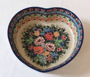lot 25 image: Unikat Polish Pottery Heart Shaped Bowl