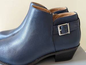 lot 47 image: New Vionic Navy Leather Ankle Boots