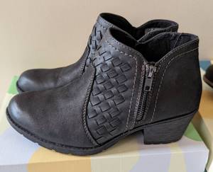 lot 48 image: Two Pairs of Earth Origins Boots