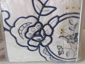 lot 67 image: New Coventry Manor Queen Duvet Cover and Pillowcases