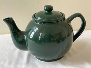 lot 315 image: Crown Stoneware Teapot with Four Matching Mugs