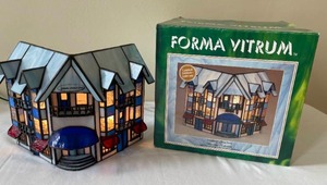 lot 320 image: Forma Vitrum Thompsons Drug Store Stained Glass Building