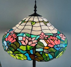 lot 328 image: Stained Glass Look Floor Lamp