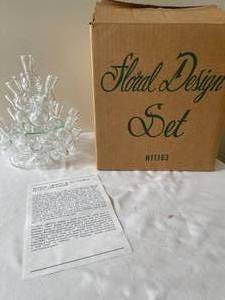 lot 331 image: Glass Floral Design Set