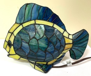 lot 163 image: Stained Glass & Plastic Fish Figurine Table Lamp