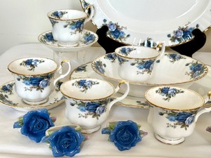 lot 335 image: Assorted Royal Albert Moonlight Rose Dinnerware