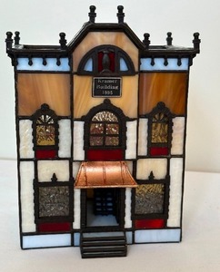 lot 322 image: Forma Vitrum Kramer Building Stained Glass Lighted Building