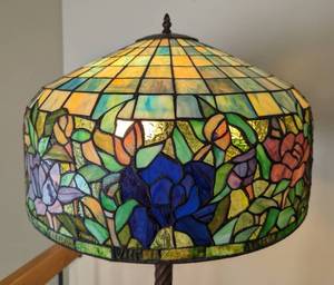 lot 1 image: Gorgeous Stained Glass Floor Lamp - NEW