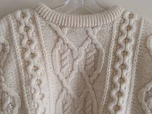 lot 210 image: Womans Aran Crafts Cream Wool Sweater