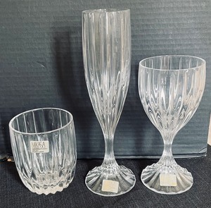 lot 256 image: Mikasa Crystal Champagne Flutes, Wine Glasses and Lowball Glasses