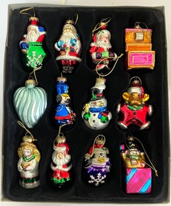 lot 259 image: Thomas Pacconi Museum Series Ornaments with Storage Chest