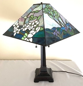 lot 373 image: Stunning Stained GlassTable  Lamp