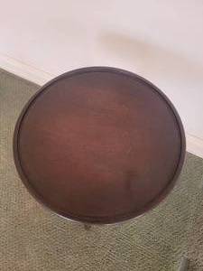 lot 25 image: Scott Furniture Georgian Parlor Table