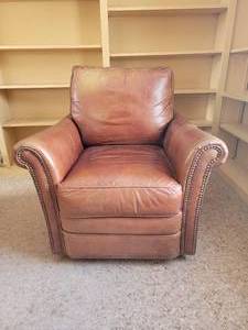 lot 4 image: Distressed Flexsteel Tobacco Swivel Armchair