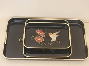 lot 64 image: Mid-Century Lacquer Hummingbird Serving Tray Set