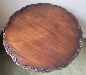 lot 8 image: Gorgeous Antique Carved Mahogany Clawfoot Table