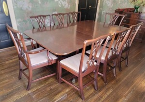 lot 5 image: Elegant Antique Mahogany Pawfoot Dining Table with Seating for 8