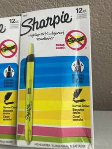 lot 132 image: Retractable Sharpie Highlighters