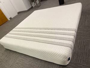 lot 10 image: Leesa Sapira Hybrid Queen Mattress