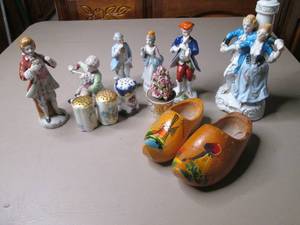 lot 96 image: Lot of (12) decorative items and fi...
