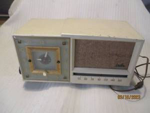 lot 253 image: Antique Arvin turn-dial clock radio...
