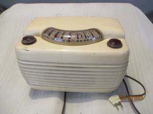 lot 261 image: Antique turn dial radio (unable to ...