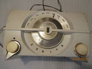 lot 262 image: Antique Zenith model J615W radio...