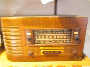 lot 273 image: Zenith cabinet style mantle radio i...