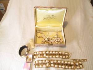 lot 277 image: Gold tone jewelry box with silk fab...