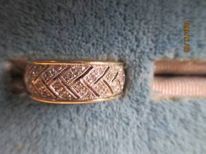 lot 300 image: Ladies herringbone diamond chip rin...