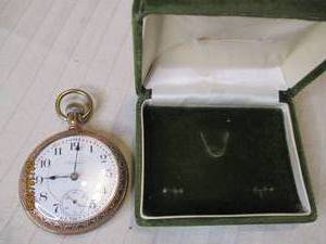 lot 301 image: Elgin pocket watch in Velvet clamsh...
