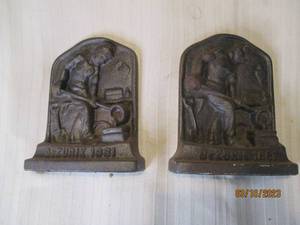 lot 103 image: DeZurik 1981 Cast Iron Book ends...