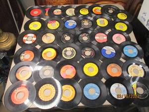 lot 113 image: Lol Of of 45 vinyl records, see pic...