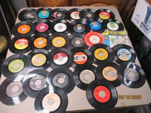 lot 114 image: Lol Of of 45 vinyl records, see pic...